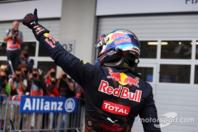 Max Verstappen, Red Bull Racing, celebra su segunda posición en el parque cerrado