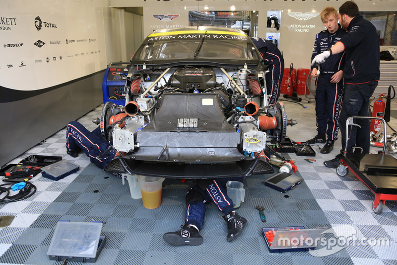 #97 Aston Martin Racing Aston Martin Vantage : les mécaniciens travaillent sur le moteur