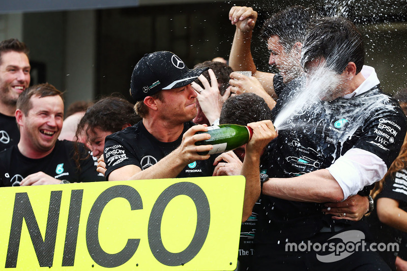 Il vincitore della gara Nico Rosberg, Mercedes AMG F1 festeggia la vittoria del titolo costruttori con Toto Wolff, Azionista e Direttore Esecutivo Mercedes AMG F1e il team