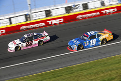 Brad Keselowski, Team Penske Ford, Daniel Suarez, Joe Gibbs Racing Toyota