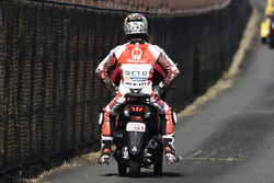 Danilo Petrucci, Pramac Racing, sur un scooter après sa chute