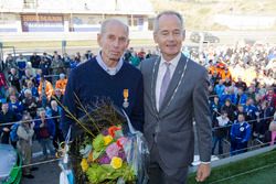 Huub Vermeulen, voorzitter Stichting DNRT, krijgt koninklijke onderscheiding van Niek Meijer, burgem