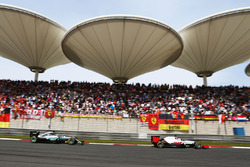 Romain Grosjean, Haas F1 Team VF-16 leads Lewis Hamilton, Mercedes AMG F1 Team W07