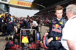 Daniil Kvyat, Red Bull Racing avec le Dr Helmut Marko, Consultant Red Bull Motorsport sur la grille