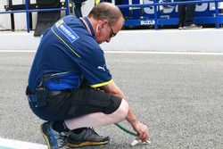 Ingeniero de Michelin toma la temperatura de la pista