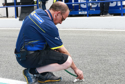 Un ingénieur Michelin prend la température de la piste
