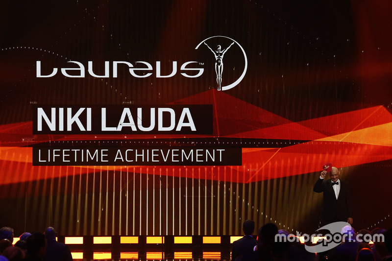 Niki Lauda, Mercedes Non-Executive Chairman takes his cap off