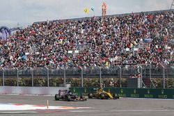 Carlos Sainz Jr., Scuderia Toro Rosso STR11 and Jolyon Palmer, Renault Sport F1 Team RS16 battle for position
