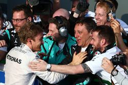 Winnaar Nico Rosberg, Mercedes AMG F1 Team in parc ferme met zijn team