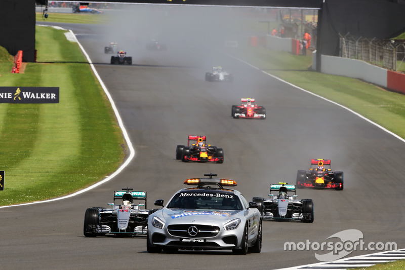 Lewis Hamilton, Mercedes AMG F1 W07 Hybrid al comando dietro alla Safety Car FIA