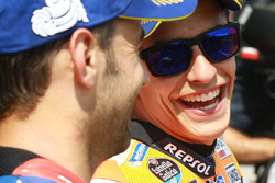 Hector Barbera, Avintia Racing et Marc Marquez, Repsol Honda Team dans le Parc Fermé