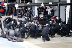Fernando Alonso, McLaren MP4-31 dans les stands