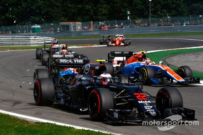 Jenson Button, McLaren MP4-31 es golpeado por Pascal Wehrlein, Manor Racing MRT05 al comienzo de la carrera