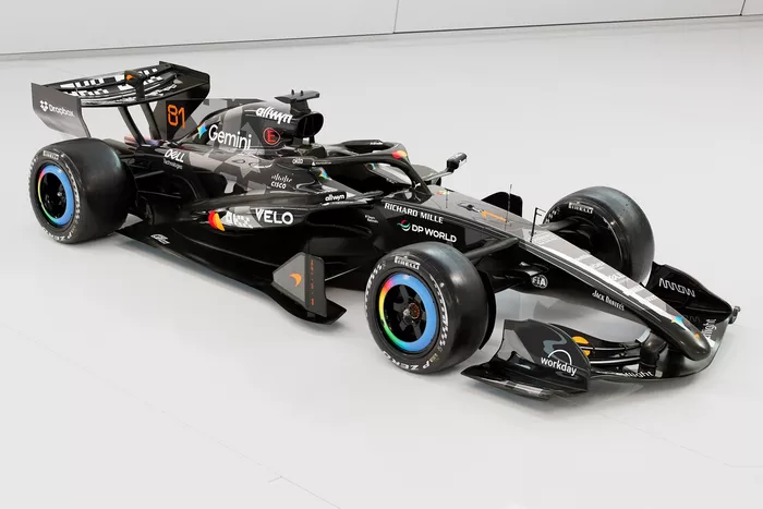 F1新時代も覇権を狙う! 王者マクラーレン、テスト用ブラックカラーの F1新時代も覇権を狙う! 王者マクラーレン、テスト用ブラックカラーの