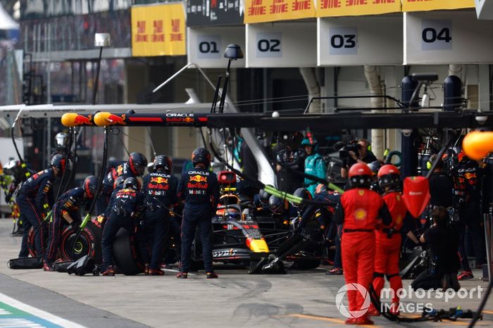 Sergio Pérez, Red Bull Racing RB18, en boxes