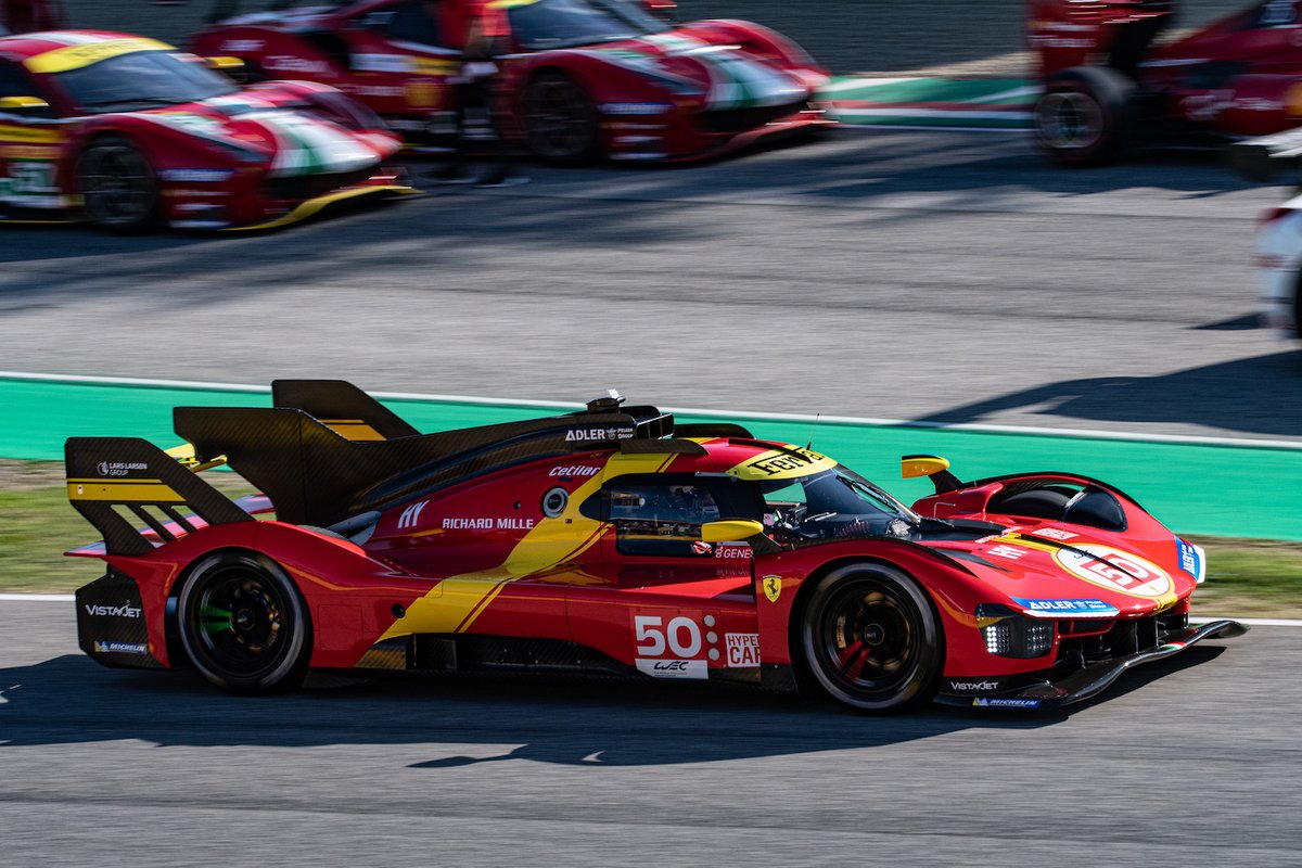 Ferrari Hypercar 499P in pista durante il Ferrari Show
