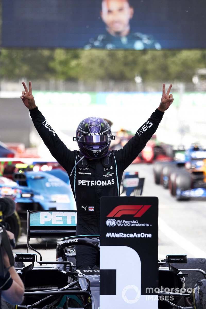 Lewis Hamilton, Mercedes, primera posición, lo celebra en el Parque Cerrado
