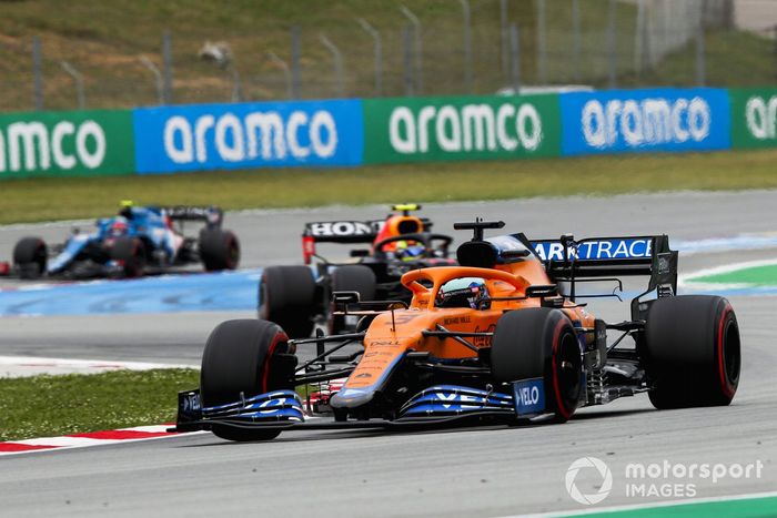 Daniel Ricciardo, McLaren MCL35M, Sergio Pérez, Red Bull Racing RB16B