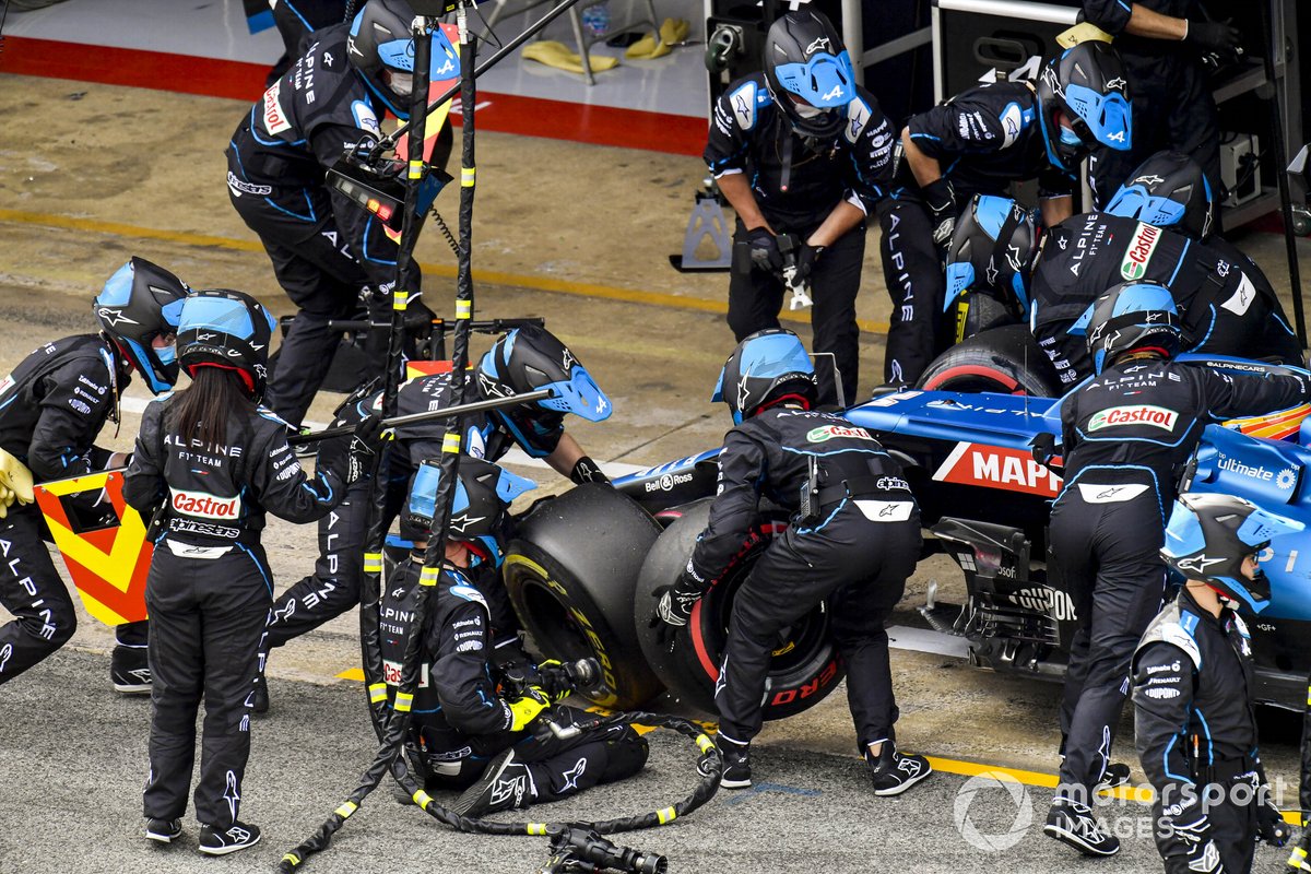 Fernando Alonso, Alpine A521, en los boxes