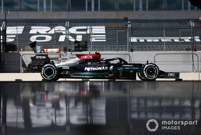 Valtteri Bottas, Mercedes W12 pit lane