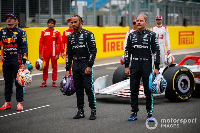 Max Verstappen, Red Bull Racing, Carlos Sainz Jr., Ferrari, Charles Leclerc, Ferrari, Lewis Hamilton, Mercedes, Kimi Raikkonen, Alfa Romeo Racing, Valtteri Bottas, Mercedes y Antonio Giovinazzi, Alfa Romeo Racing en el evento de lanzamiento del coche de Fórmula 1 de 2022 en la parrilla de Silverstone