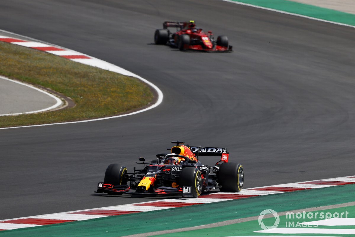 Max Verstappen, Red Bull Racing RB16B, Carlos Sainz Jr., Ferrari SF21