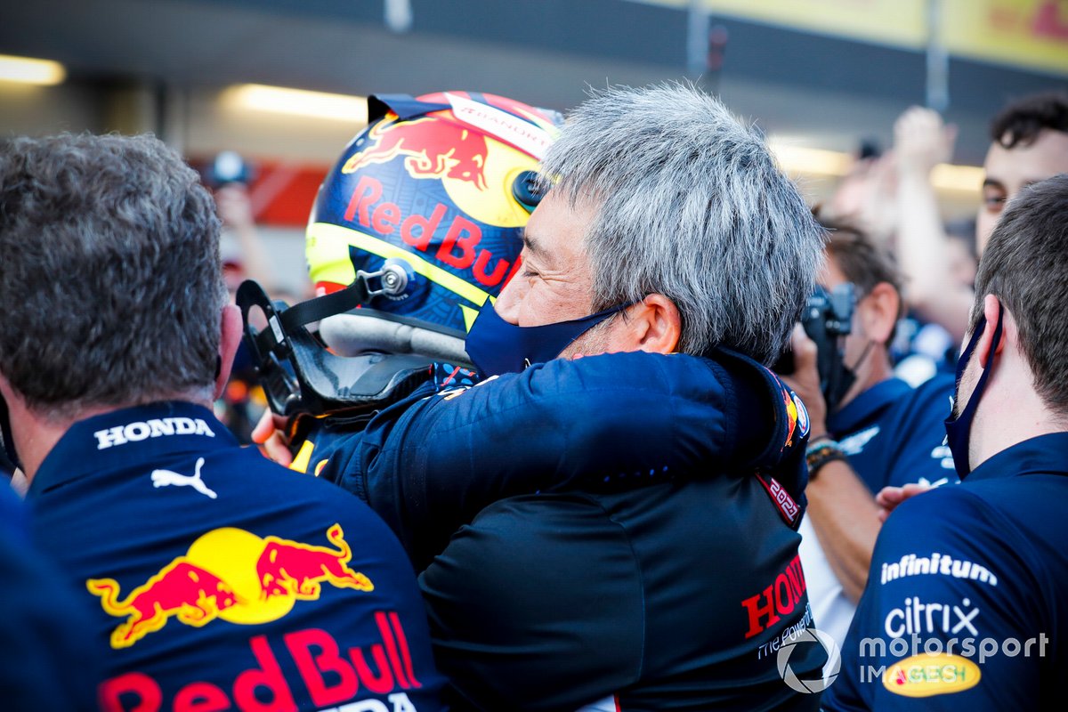 Sergio Pérez, Red Bull Racing, 1ª posición, Masashi Yamamoto, Director General de Honda Motorsport, y el equipo Red Bull celebran en el Parc Ferme