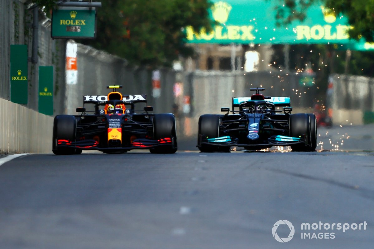 Sergio Perez, Red Bull Racing RB16B, e Lewis Hamilton, Mercedes W12
