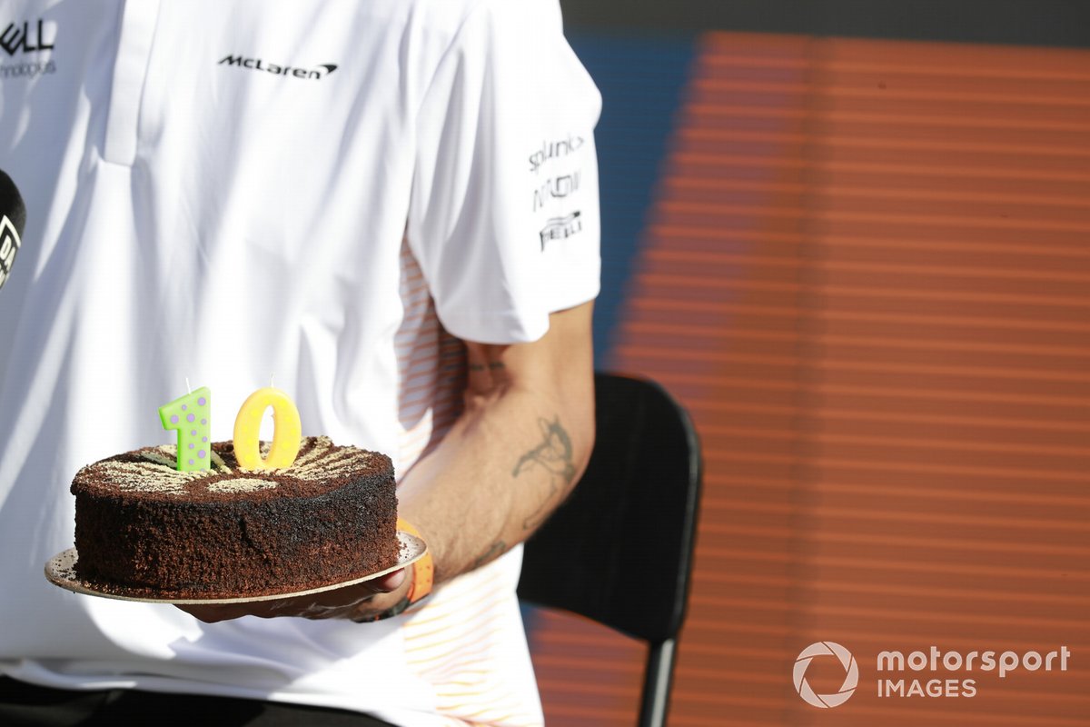 Daniel Ricciardo, McLaren con una tarta
