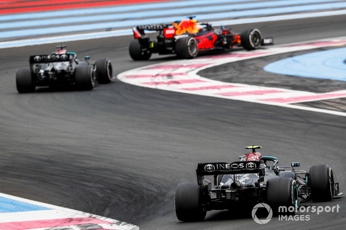 Max Verstappen, Red Bull Racing RB16B, precede Sir Lewis Hamilton, Mercedes W12, e Valtteri Bottas, Mercedes W12
