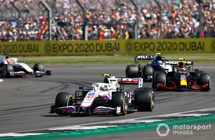 Mick Schumacher, Haas VF-21, Sergio Pérez, Red Bull Racing RB16B, Nicholas Latifi, Williams FW43B, Nikita Mazepin, Haas VF-21