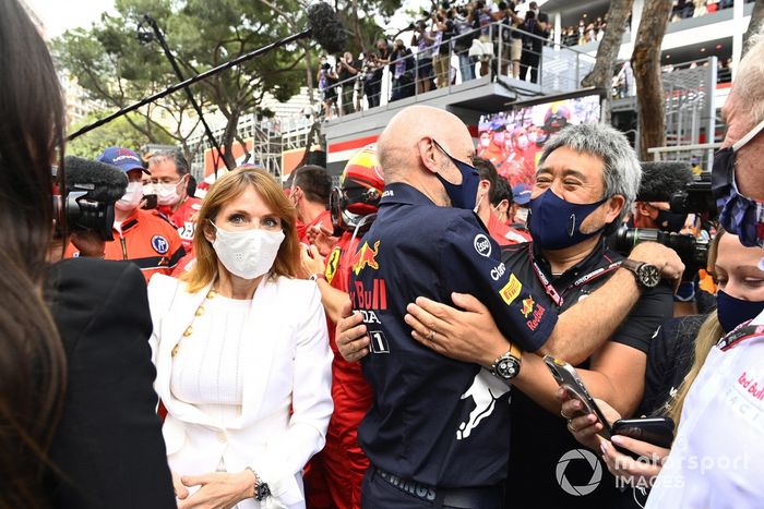 Geri Horner, Adrian Newey, Director Técnico de Red Bull Racing, y Masashi Yamamoto, Director General de Honda Motorsport, celebran en el Parc Ferme