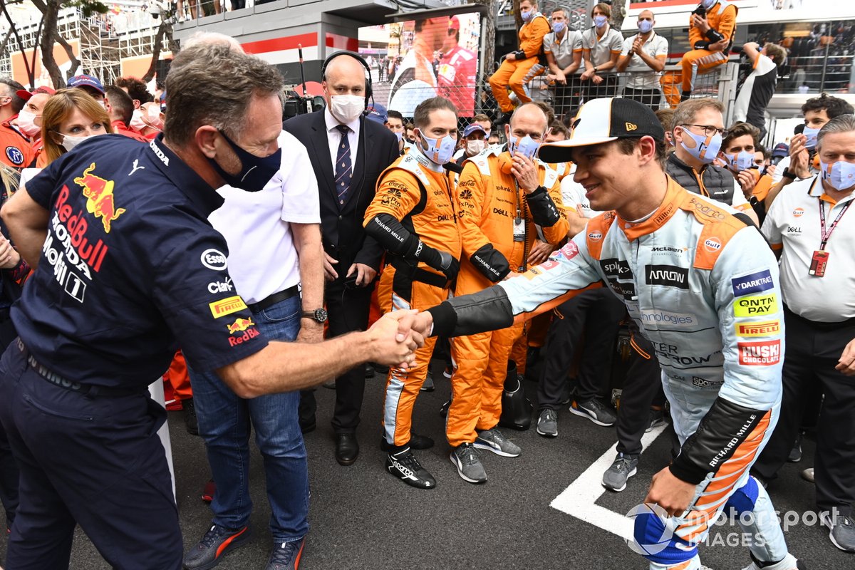 Christian Horner, Team Principal, Red Bull Racing, si congratula con Lando Norris, McLaren, 3a posizione, nel Parc Ferme