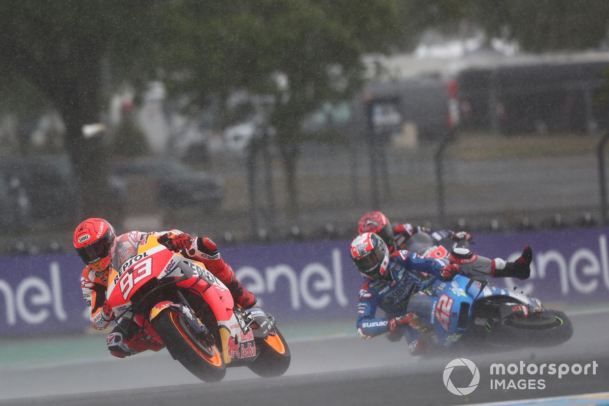 Marc Márquez, Repsol Honda Team, y caída de Alex Rins, Team Suzuki MotoGP