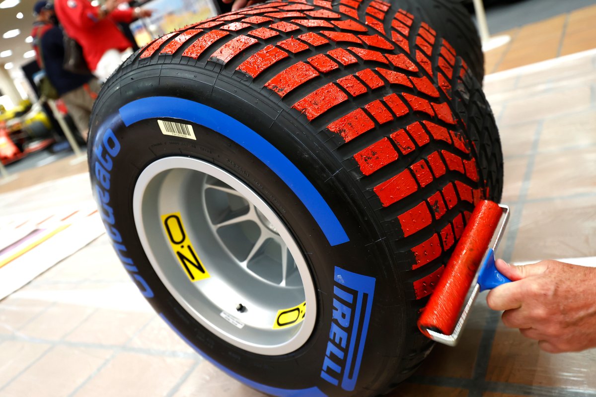 Le Pirelli P Zero di Formula1, utilizzate per dipingere su una tela di 10 metri