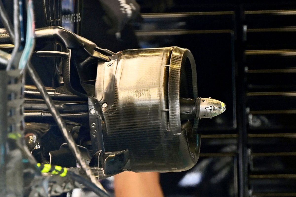 Узел крепления заднего колеса Mercedes F1 W12