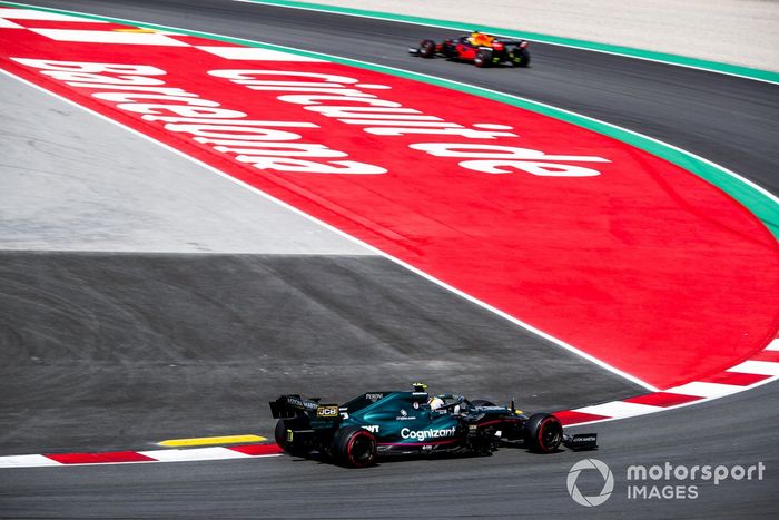 Max Verstappen, Red Bull Racing RB16B, Sebastian Vettel, Aston Martin AMR21
