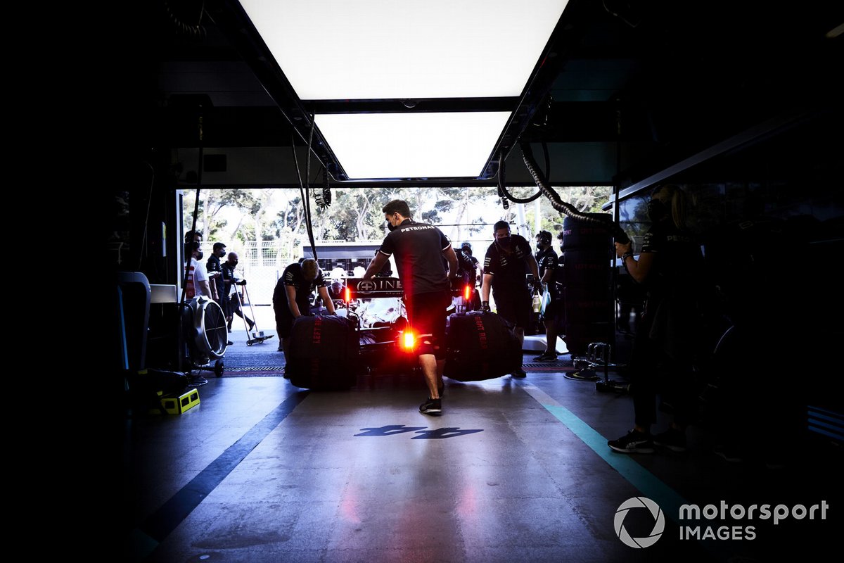 Lewis Hamilton, Mercedes W12, torna nel garage