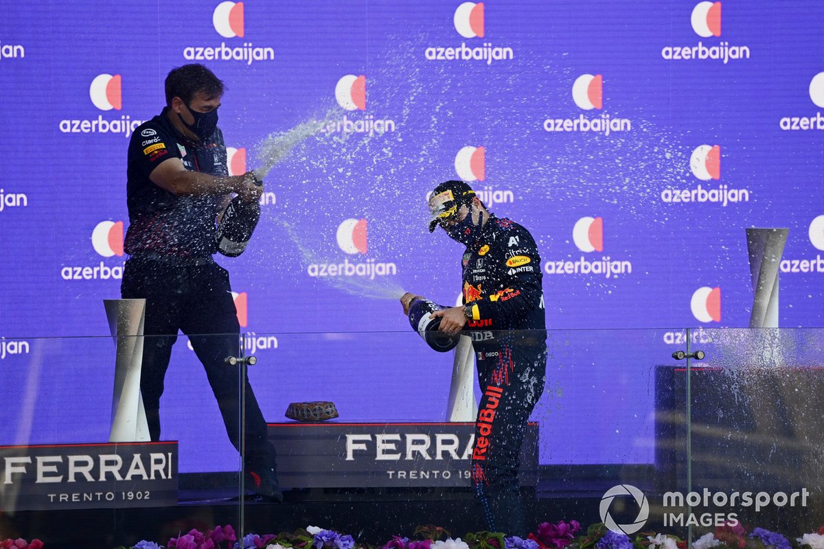 Il rappresentante della RedBull e Sergio Perez, Red Bull Racing, festeggiano la vittoria sul podio