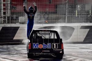 Ganador John Hunter Nemechek, Kyle Busch Motorsports, Toyota Tundra Mobil 1