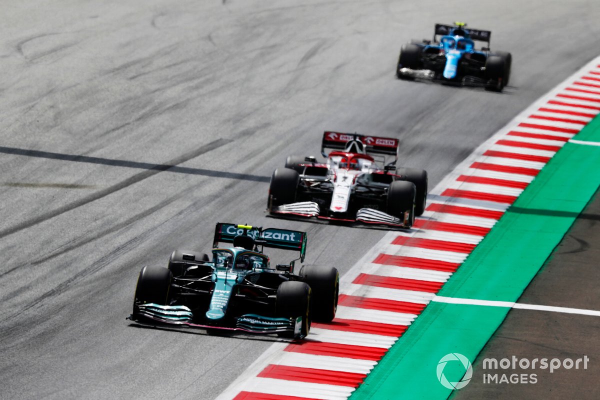 Sebastian Vettel, Aston Martin AMR21, Kimi Raikkonen, Alfa Romeo Racing C41 e Esteban Ocon, Alpine A521