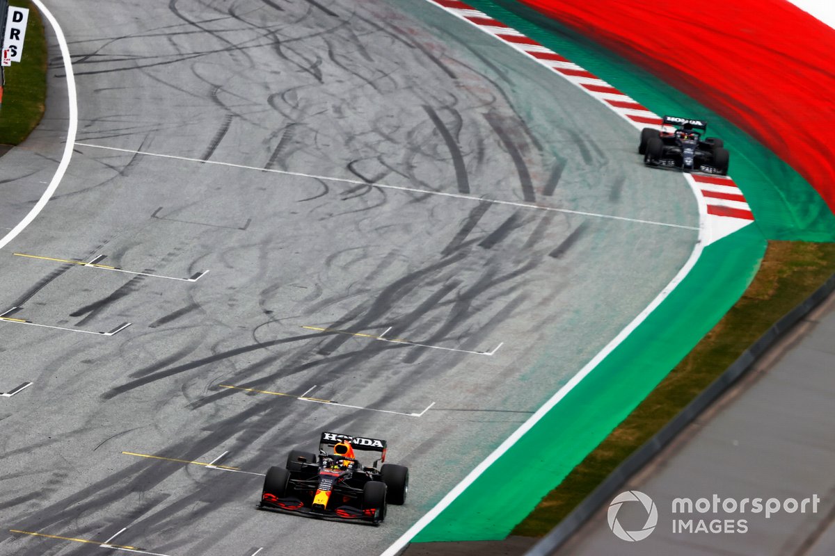 Max Verstappen, Red Bull Racing RB16B, Yuki Tsunoda, AlphaTauri AT02