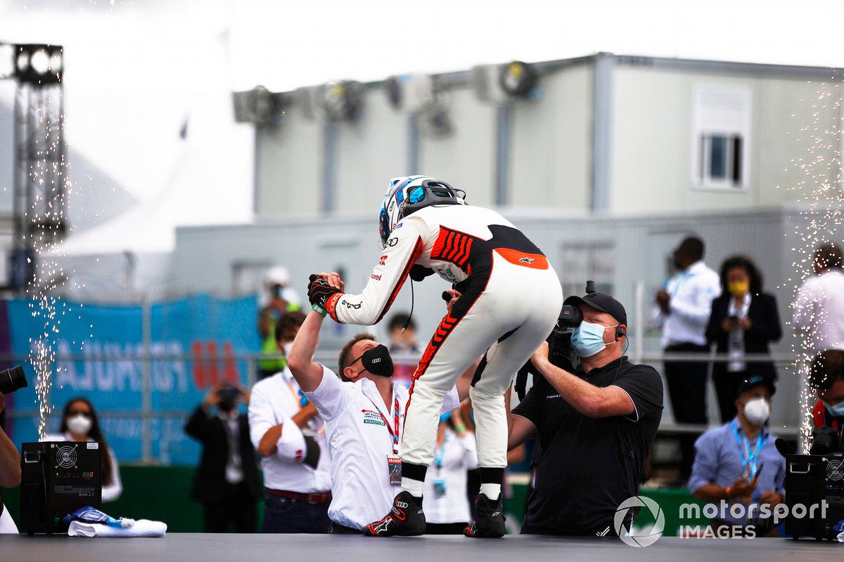 Segundo lugar Rene Rast, Audi Sport ABT Schaeffler, celebra con un miembro del equipo