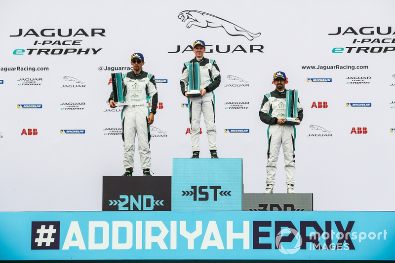 Podio de la clase AM: ganador, Alice Powell, Jaguar VIP car, segundo, Bandar Alesayi, Saudi Racing, tercero, Ahmed Bin Khanen, Saudi Racing