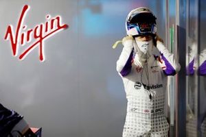 Sam Bird, Envision Virgin Racing, indossa il suo casco, nel garage 