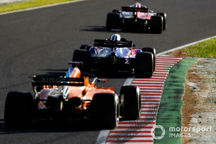 Brendon Hartley, Toro Rosso STR13, y Fernando Alonso, McLaren MCL33