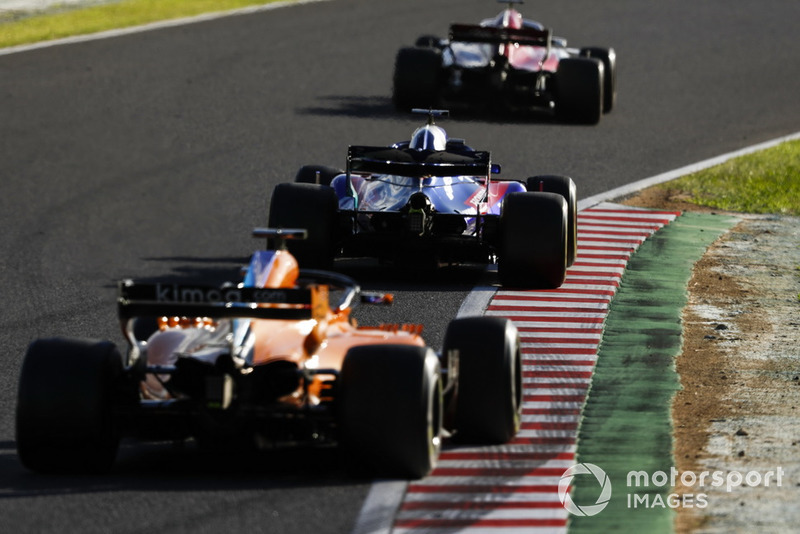Brendon Hartley, Toro Rosso STR13, y Fernando Alonso, McLaren MCL33