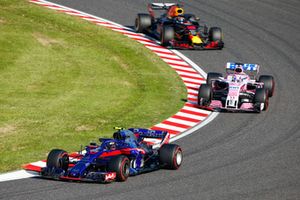 Pierre Gasly, Scuderia Toro Rosso STR13, leads Sergio Perez, Racing Point Force India VJM11, and Daniel Ricciardo, Red Bull Racing RB14 