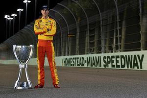 Joey Logano, Team Penske, Ford Fusion Shell Pennzoil, con il suo trofeo del campionato