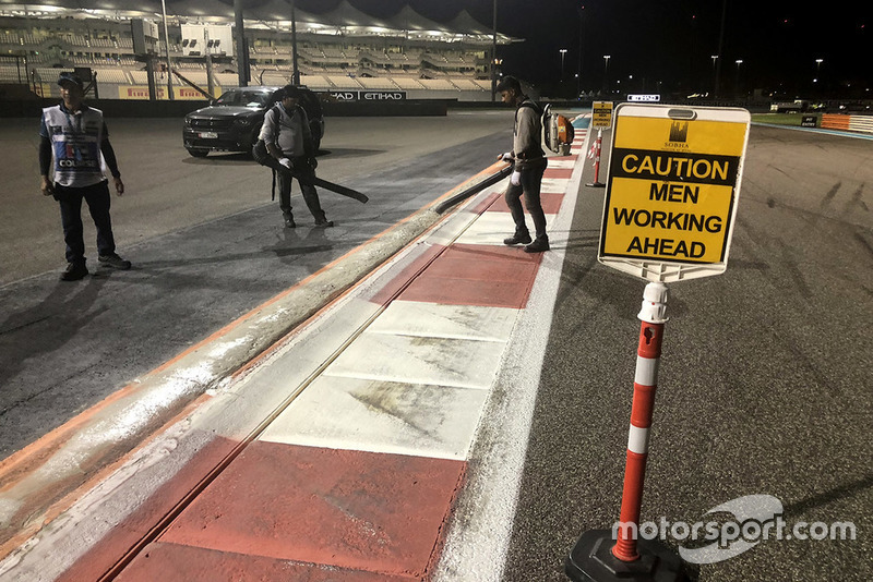 Pekerja memperbaiki kerb trek Yas Marina, Abu Dhabi